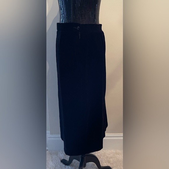 Eatons Black Velvet Skirt Size 14 - Picture 2 of 7
